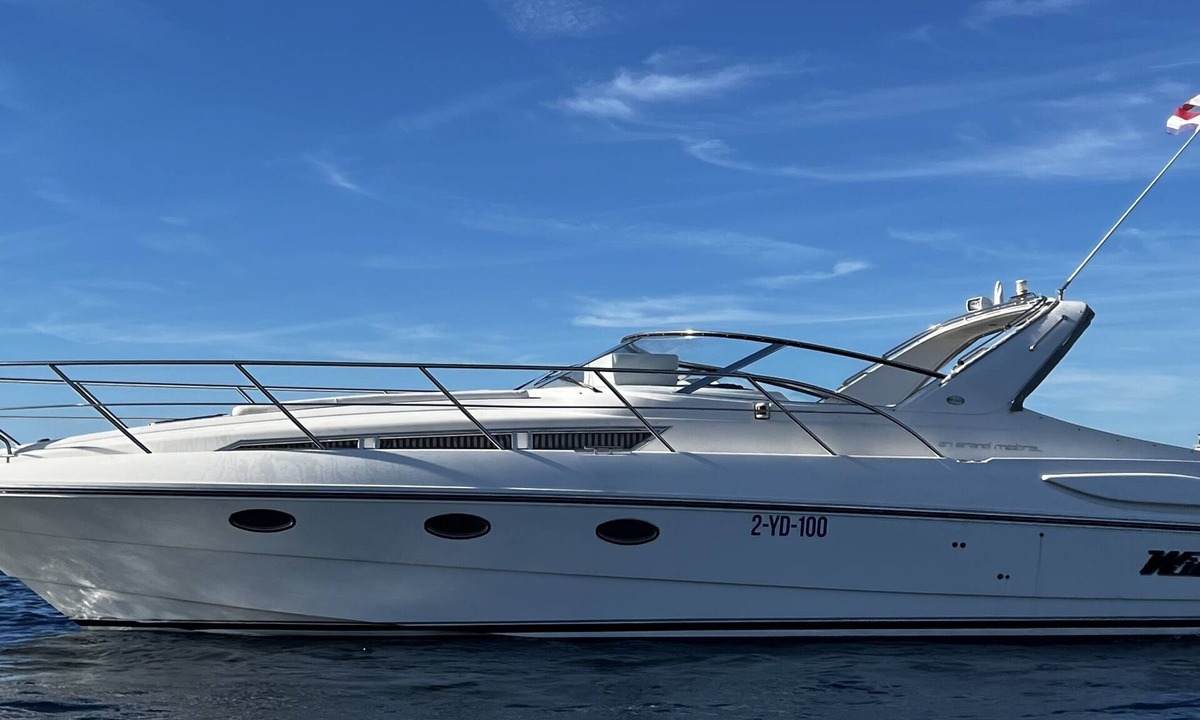 Cannes Old Town Boat Rental | Exclusive stay on a yacht in the old harbour in the center of Cannes