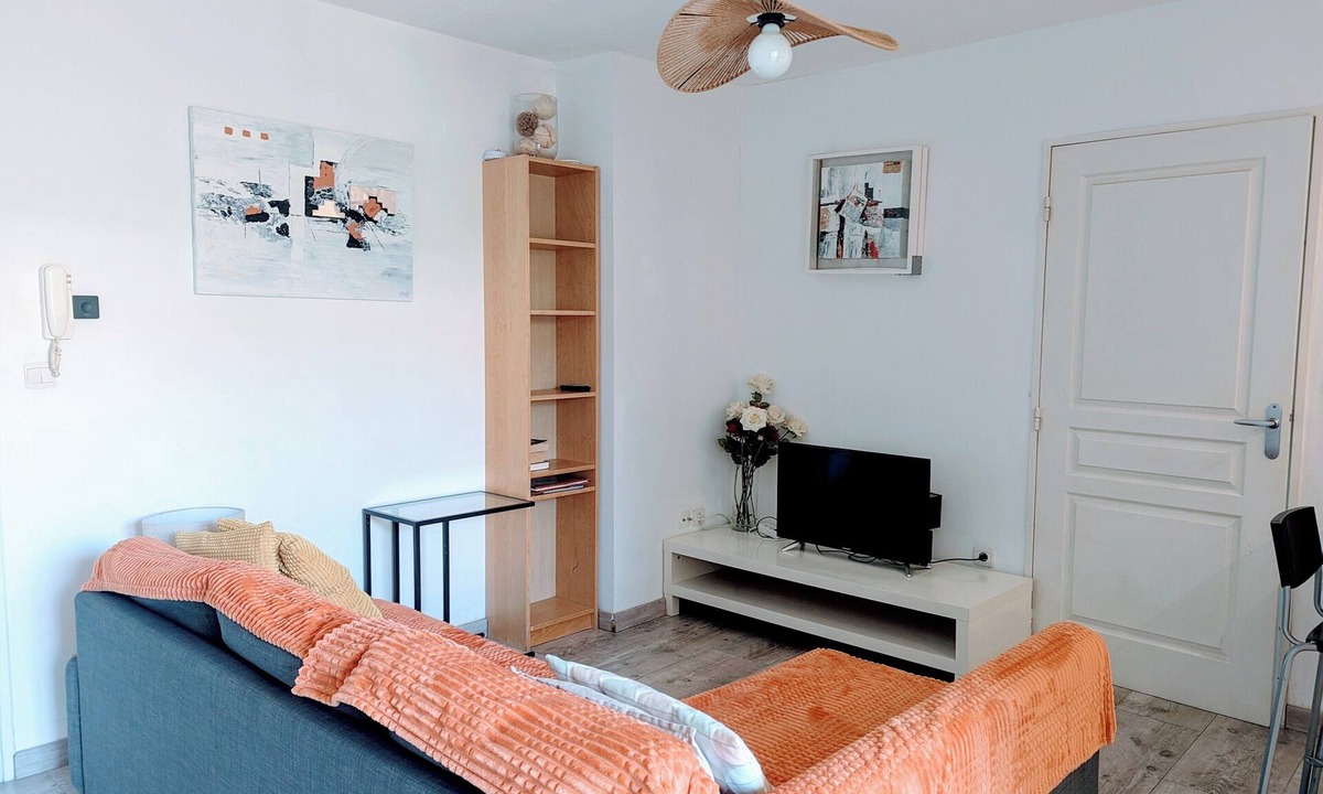 Aiguerelles Apartment | F2 garage,terrace,wifi,near town hall/train station/richter