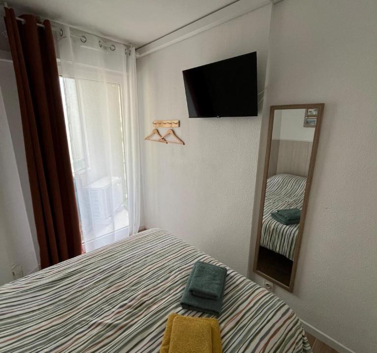 Golfe Juan Apartment | F2 Vue mer - Piscine - Climatisation - Parking