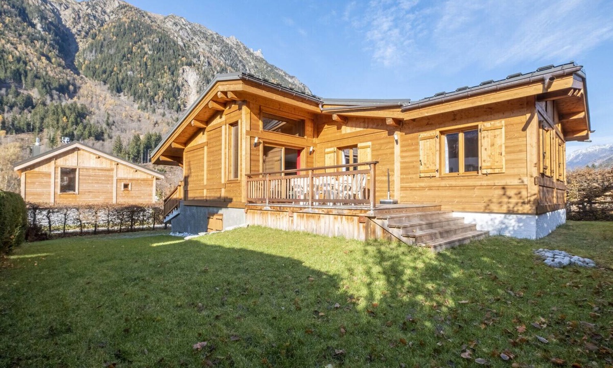 Les Bossons Ski Chalet | Family Cottage With Balcony In Chamonix