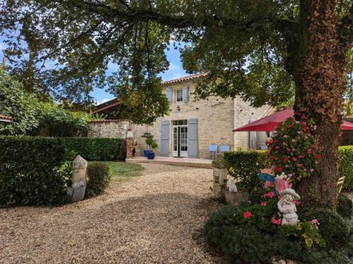 Jauldes House | Gîte cosy avec 3 chambres, cour privée, baby-foot et internet, équipements bébé inclus, animaux permis - FR-1-653-154