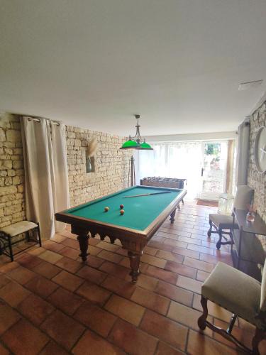 Villognon House | Gîte des Trois Coeurs, 4-8pers, charme ancien et salle de jeux