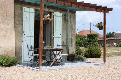 Fours Apartment | Gîte Donjon - Apartment - Pool - Parking - Pets welcome