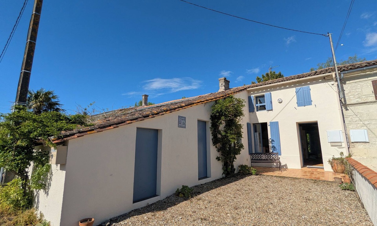 Saint-Fort-sur-Gironde Cottage | Gite in Quiet Hilltop Hamlet - only available to rent with the main house
