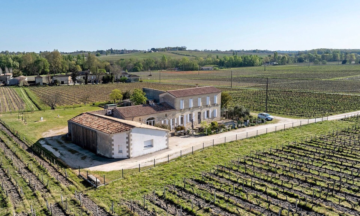 Saint-Emilion Bed & Breakfast | Gite La Roseraie: Private Terrace, Wi-Fi & Air Conditioning in Saint-Émilion