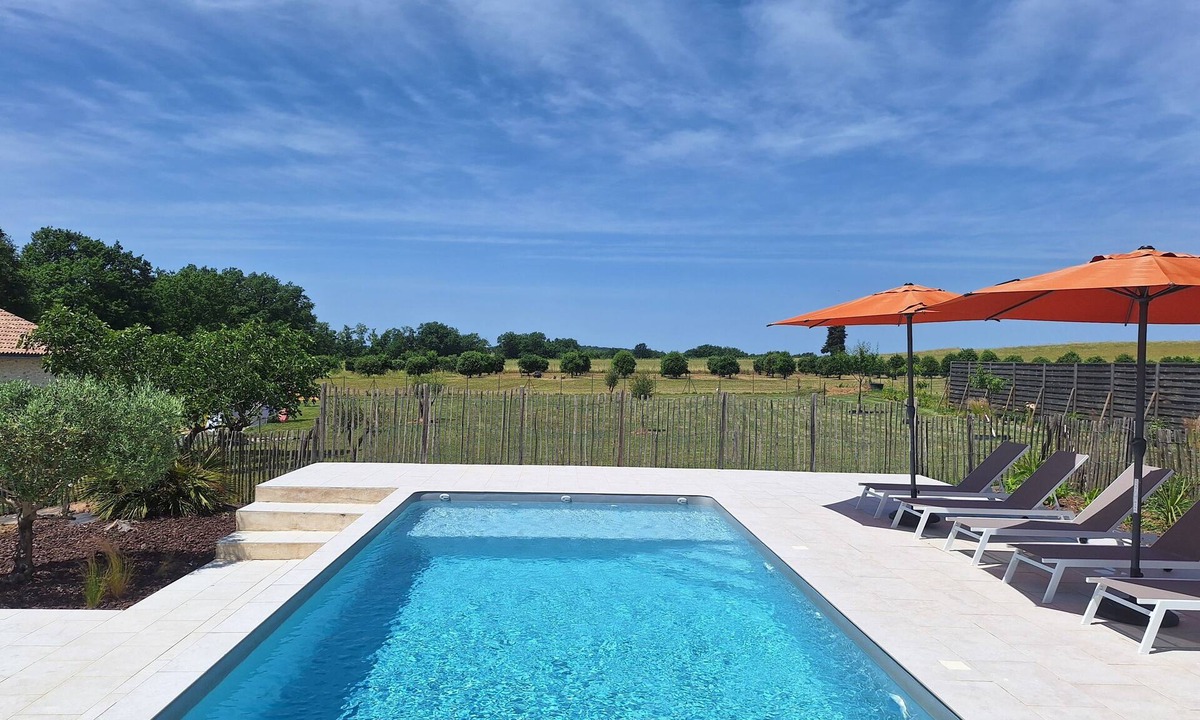 Cuneges House | Gîte with Private Pool, Spa and Game Room