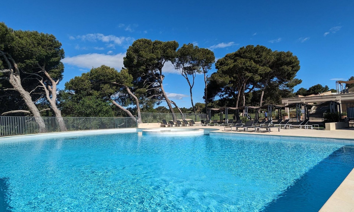 Saumane-de-Vaucluse Apartment | Golf side, beautiful ground floor apartment with terraces in Golf - swimming pool - tennis.