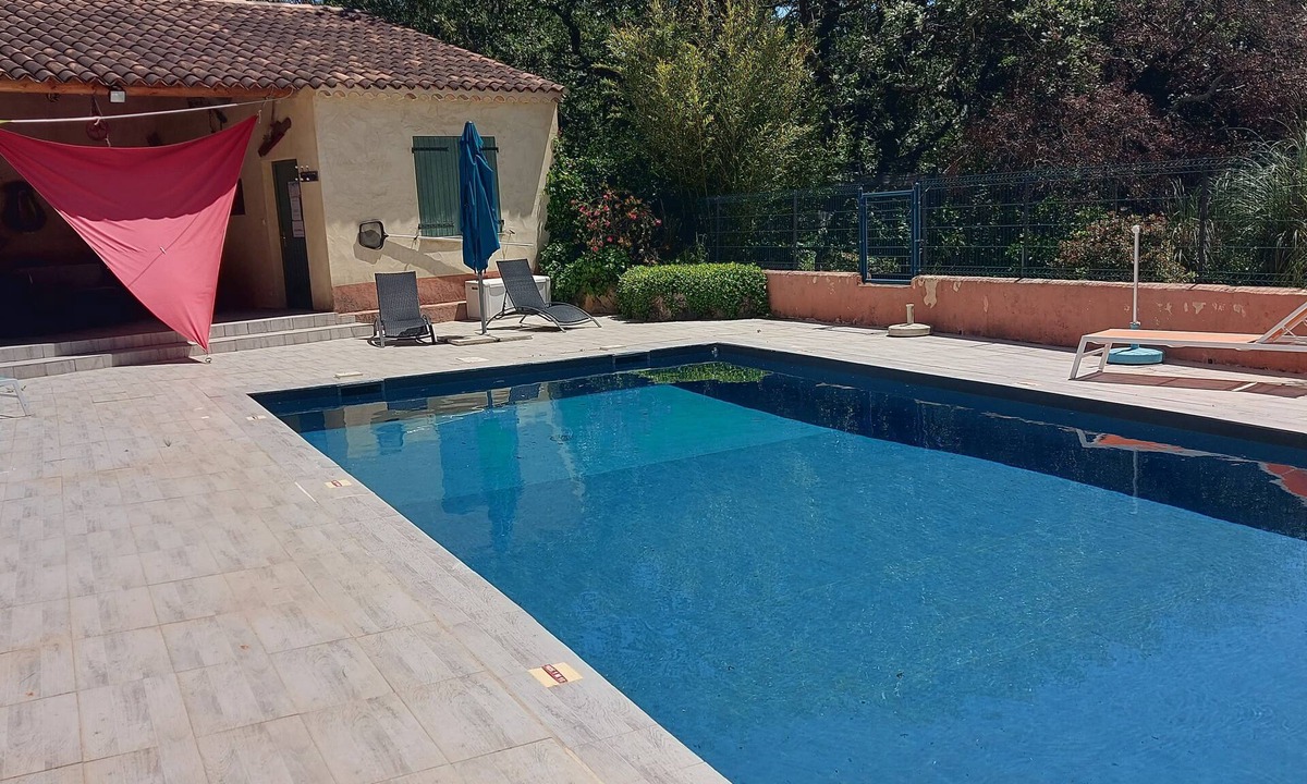 Cabrieres-d'Avignon Villa | Gordes 7km away: Cabrières d'Avignon Provencal villa with pool facing the Luberon