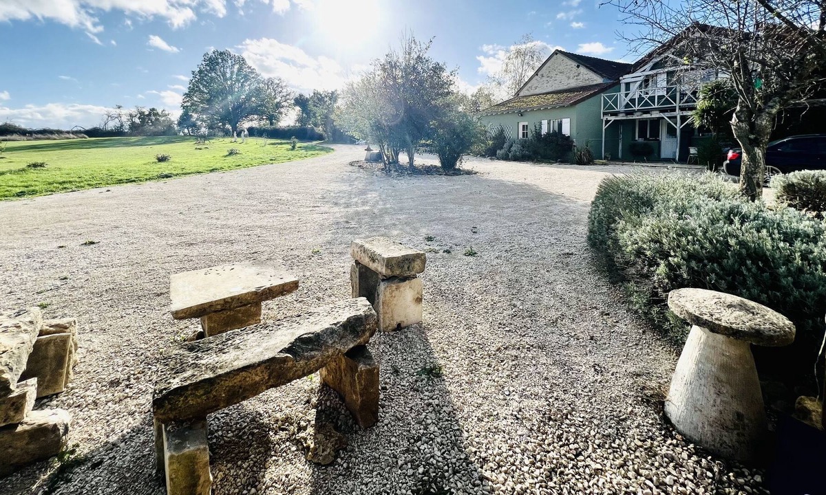 Saint-Pierre-le-Moutier Villa | Grange de Guiblain - Farmhouse villa w/ hot tub & patio