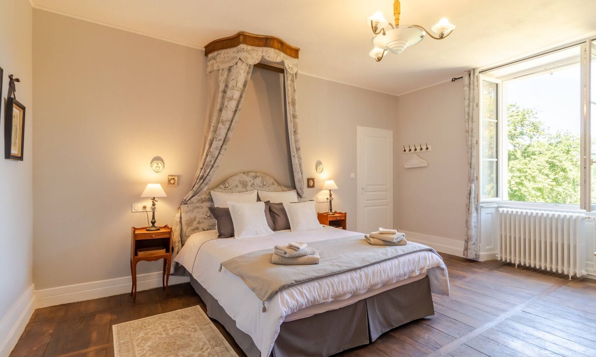 Savignac-les-Eglises Bed & Breakfast | Guest Room "La Romantique" with Shared Terrace, Garden, and Wi-Fi