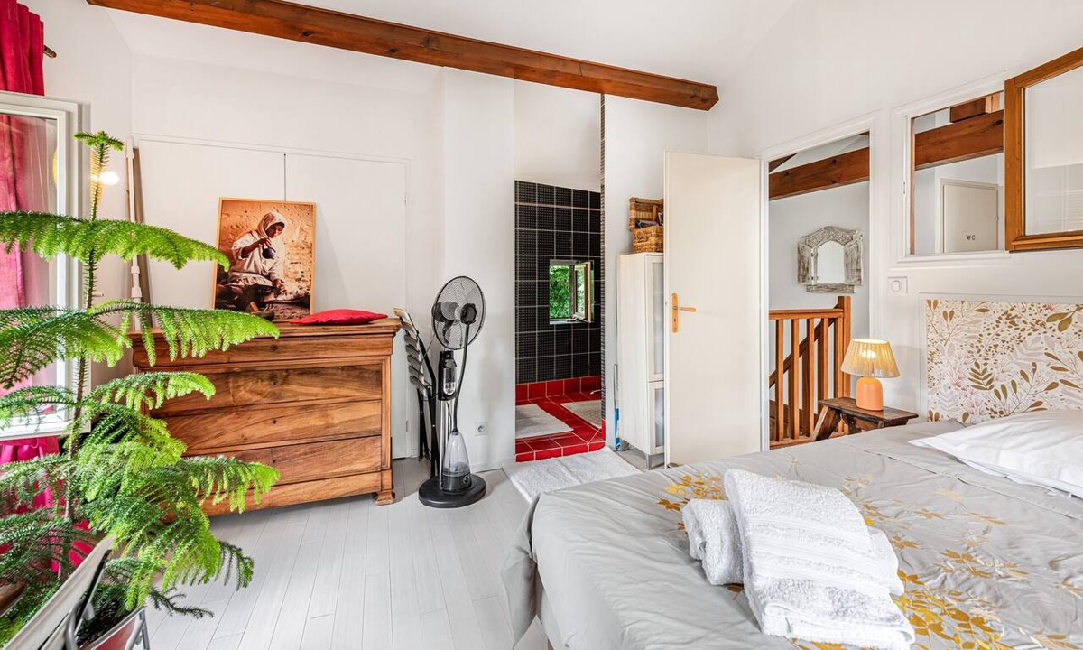 Saint-Julien Bed & Breakfast | Guest Room in Beaujolais with Shared Terrace and Garden. Free Wi-Fi and Parking