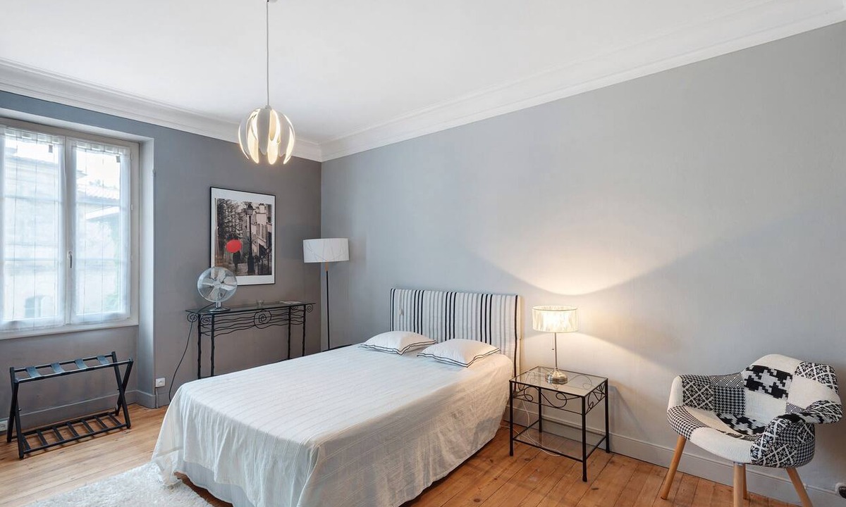 Bourg-sur-Gironde Bed & Breakfast | Guest Room “L’annexe De Camillac - Chambre 1920” with Private Garden and Wi-Fi