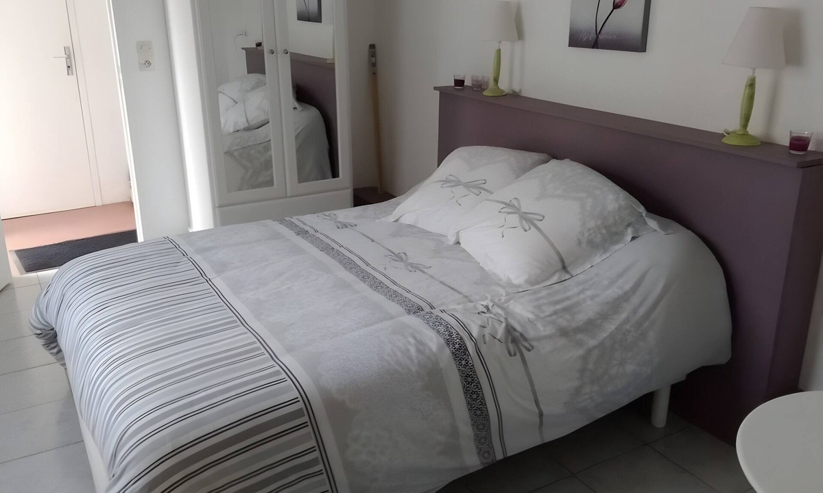 Augy-sur-Aubois Bed & Breakfast | Guest Room “Le Four à Pains - Charlotte” with Terrace, Garden and Wi-Fi