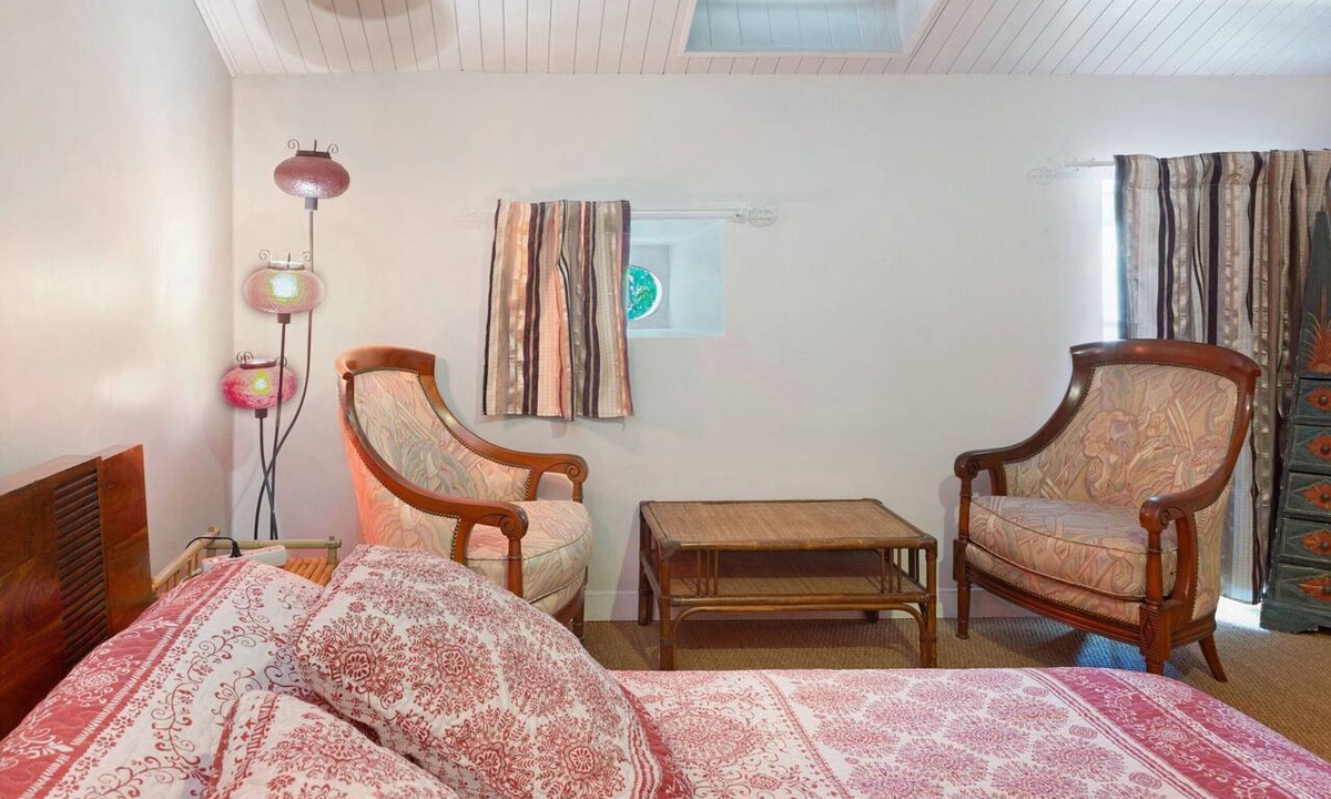Longre Apartment | Guesthouse “Chambres et gîtes La Biargerie” with pool, garden, animals & shared Wi-Fi