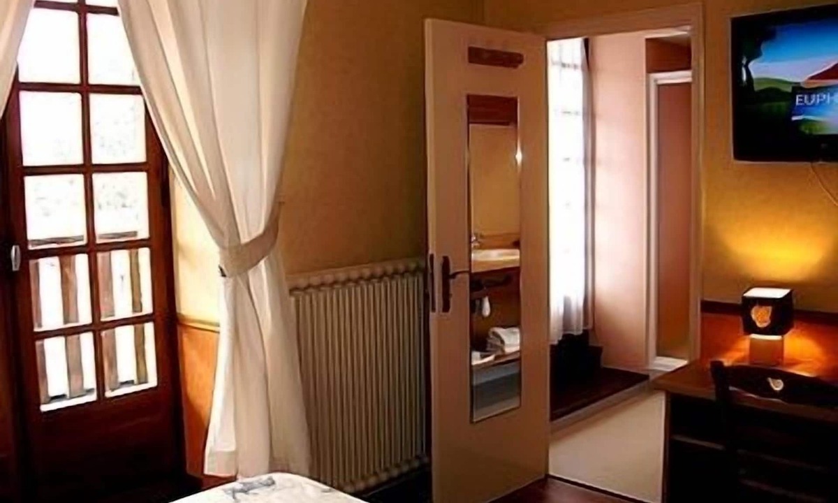 Chambon-sur-Dolore Hotel | Hôtel la Clairière