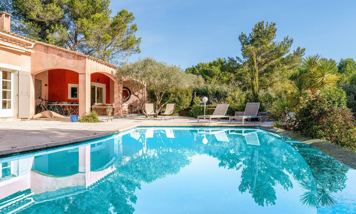 Pernes-les-Fontaines House | Holiday Home "Le Loft d'Emma" with Shared Pool, Wi-Fi, and Air Conditioning