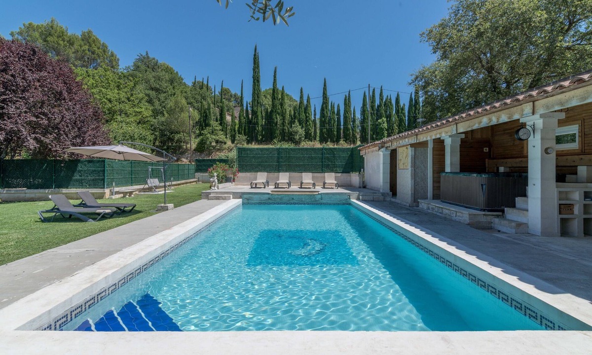 Oppede House | Holiday Home 'Domaine Du Courroussouve' with Mountain View, Wi-Fi and Air Conditioning