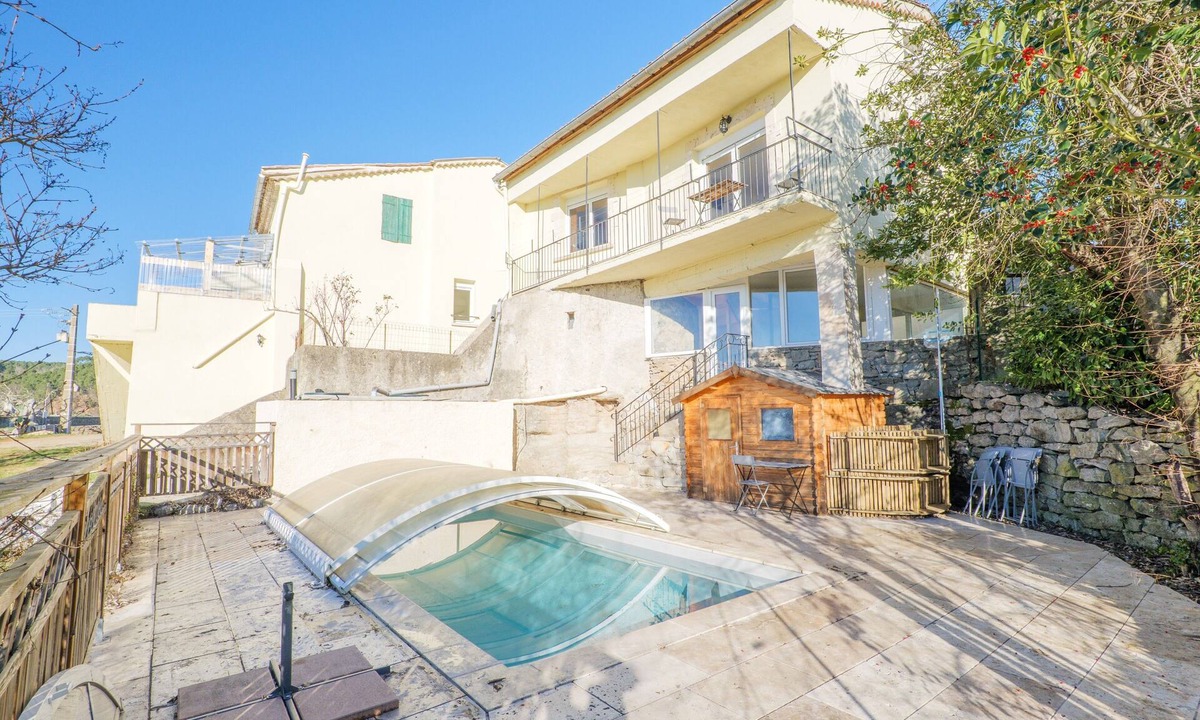 Laurac-en-Vivarais House | Holiday Home 'Très Belle Maison' with Mountain View, Balcony and Wi-Fi