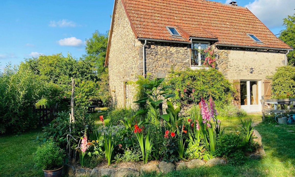 Mauriac House | Holiday Home “Gîte La Ruche” – A Haven of Nature and Tranquility
