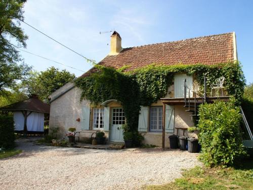 Vitry-Lache House | Holiday Home in Vitry-Laché near Lake