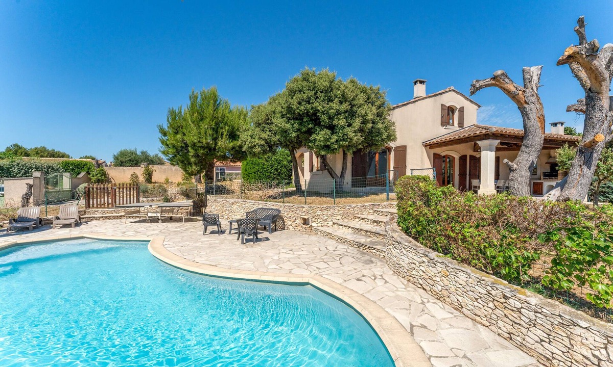 Chateaurenard House | Holiday Home 'La Provençale' with Private Pool, Private Terrace and Wi-Fi
