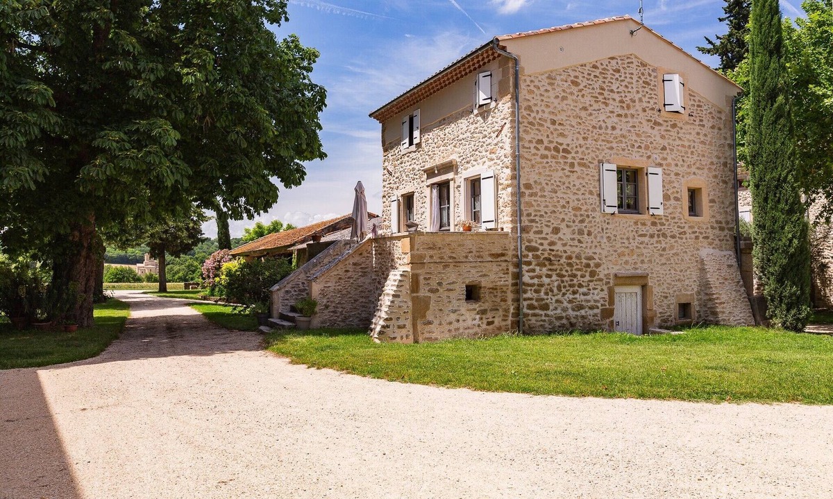 Chabrillan House | Holiday Home 'Maison Le Petit Mas' with Private Terrace and Shared Garden