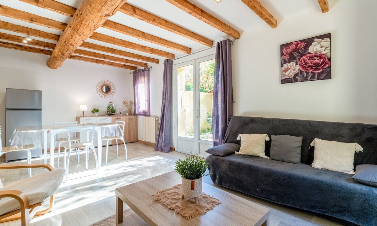 Le Thor House | Holiday Home 'Maisonnette' with Private Terrace, Garden and Wi-Fi