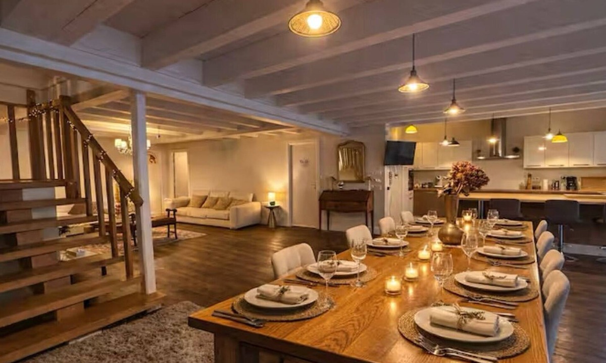 Bourg-en-Bresse Villa | Holiday home with parking/outdoor play area/pool/6 suites