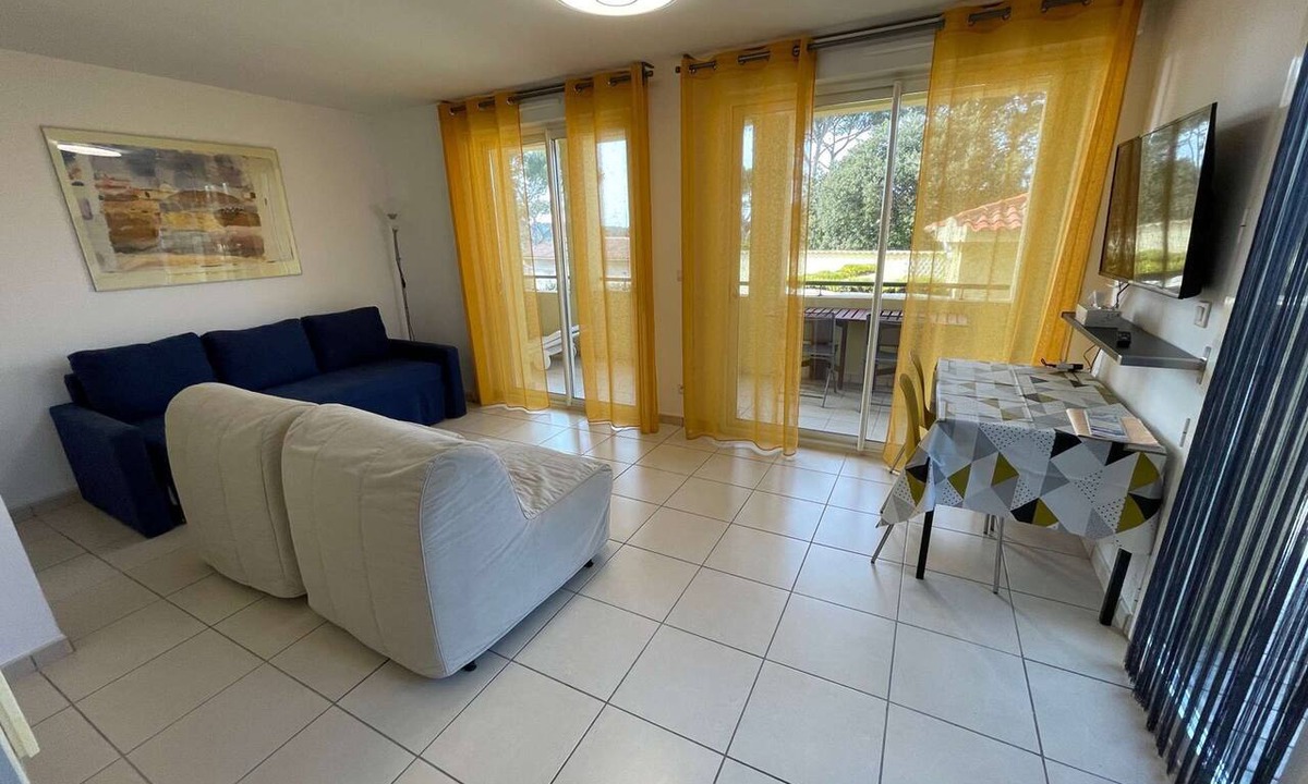 Le Brusc Apartment | Holiday rentals in Six-fours with swimming pool and private parking and 800m from the beach