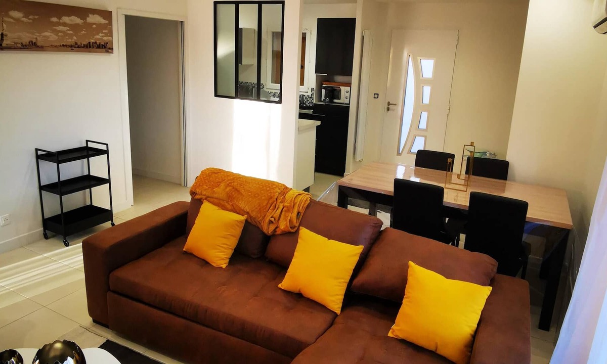Saint-Marc-Jaumegarde House | Homerez - House for 6 ppl. with terrace and balcony at Saint-Marc-Jaumegarde