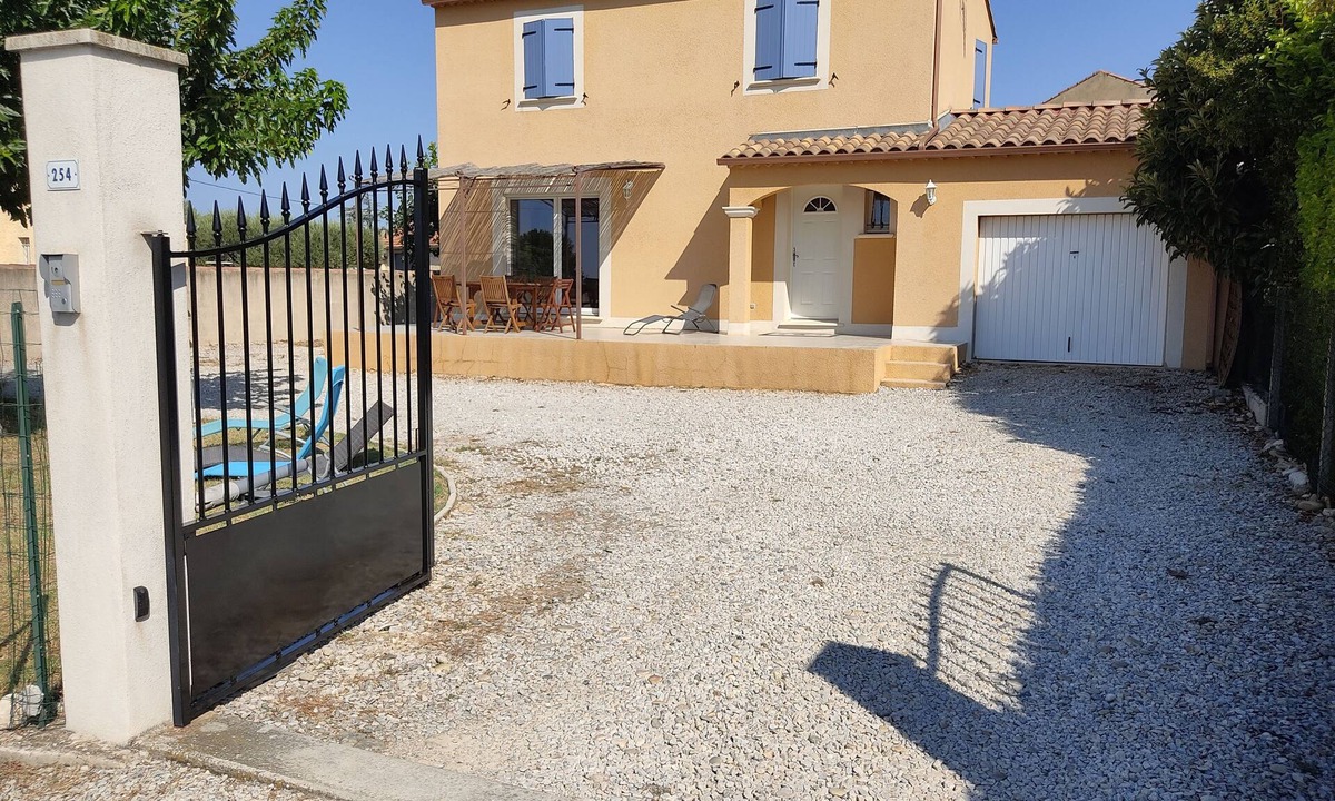 Vacqueyras Villa | House with Swimming pool Shaded terrace, Trampoline Enclosed garden Vineyard view