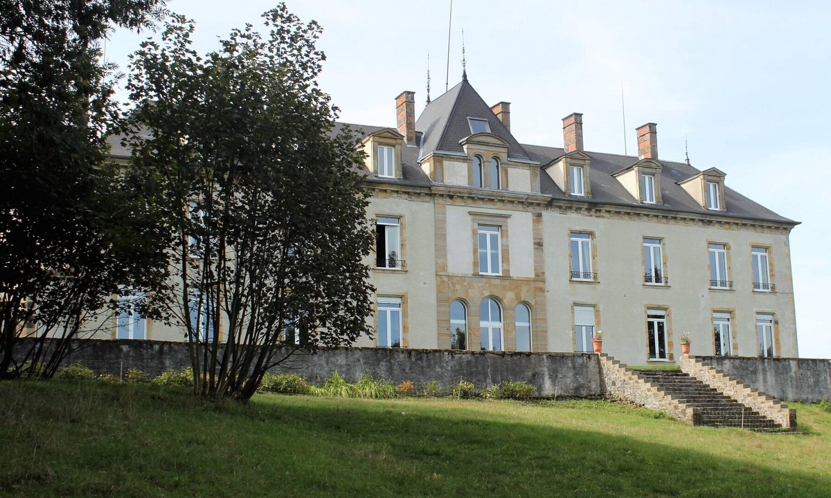 Beaumont-Sardolles House | Imagine yourself in an atmosphere of the old nobility of France.