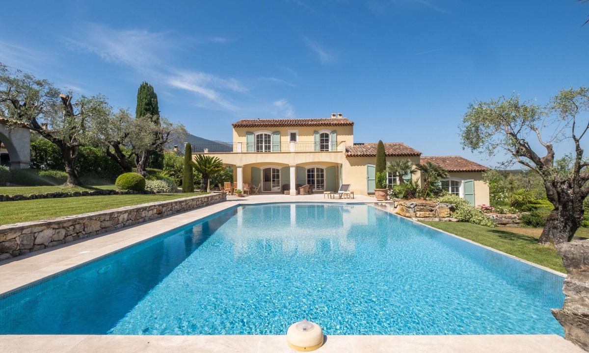 Roquefort-les-Pins Villa | Jewel of 280m² with Infinity Pool in Absolute Calm
