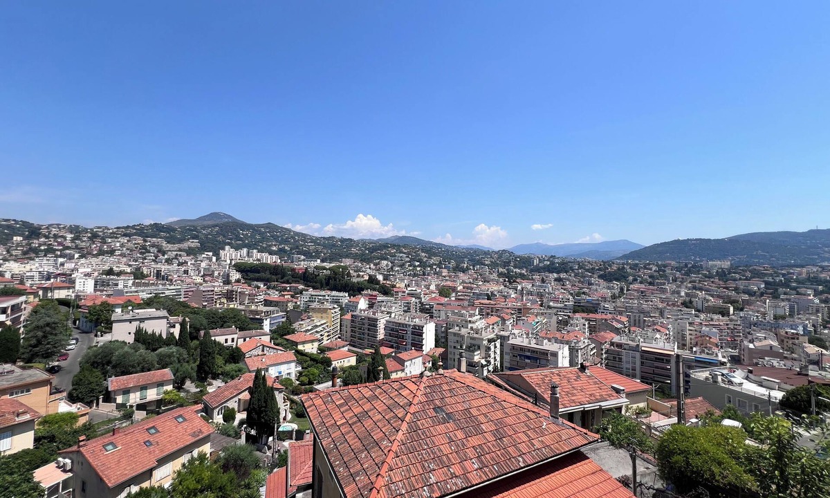 Saint-Sylvestre Apartment | La belle niçoise. Quiet location in the hills just a few minutes from the town center.