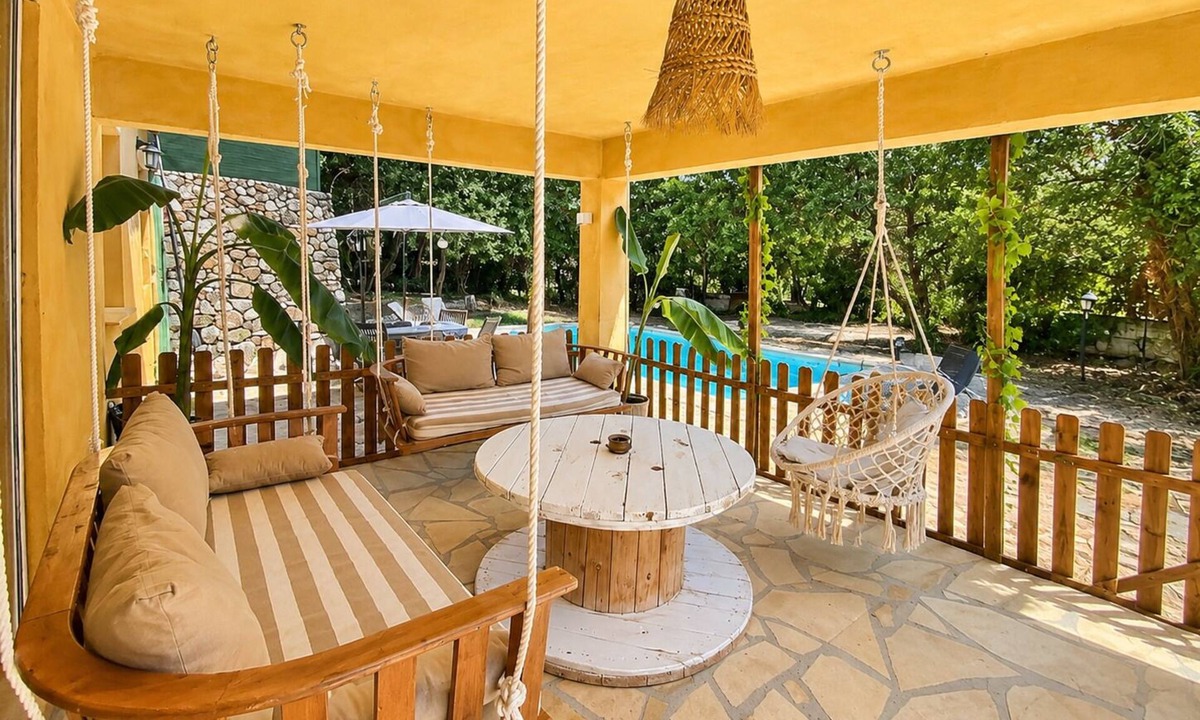 Saint-Paul-en-Foret Villa | La Cigale - Dogfriendly ground floor villa with swimming pool, jacuzzi and large garden