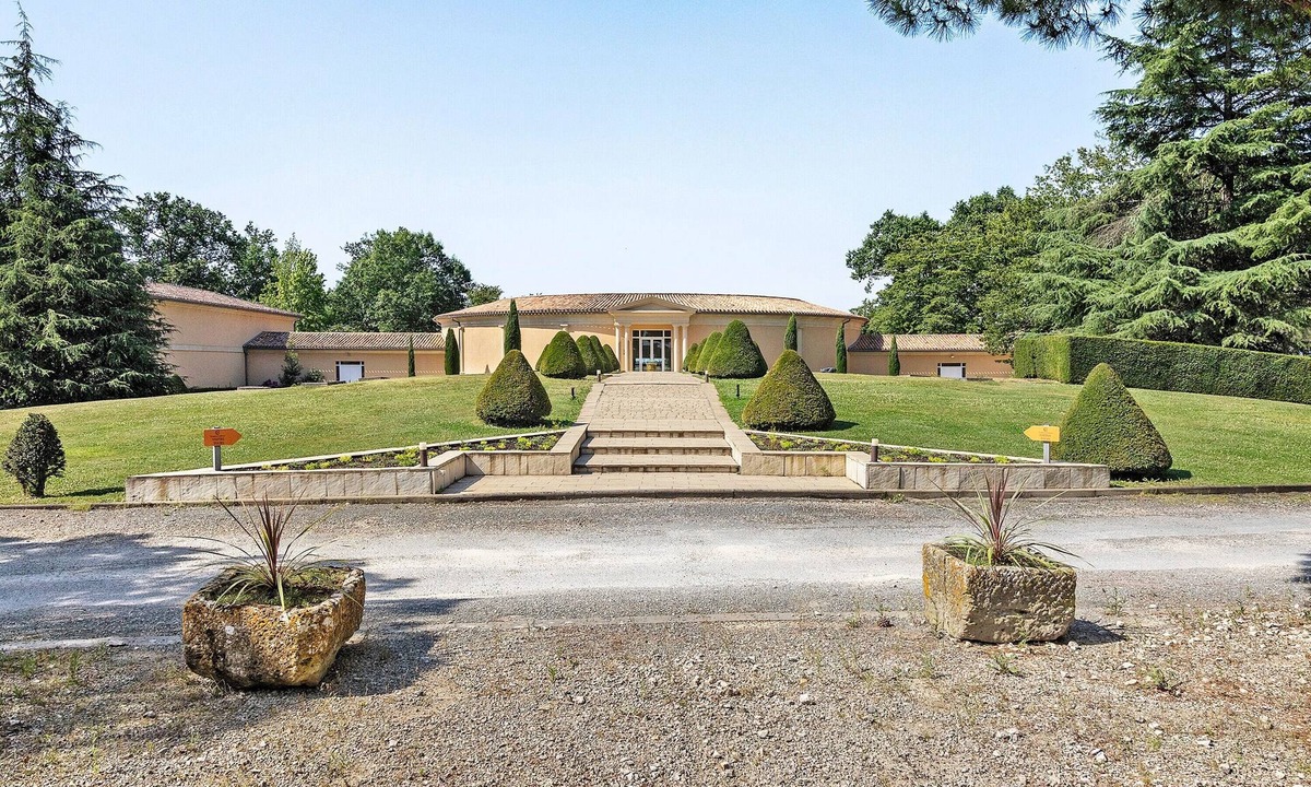 Neac House | La Closerie des Vignes – Vignobles Chatonnet: Tuscan Villa in the Heart of the Vineyards