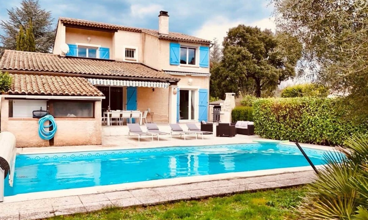 Gareoult House | La Maison Bleue - Family-friendly, peaceful & air-conditioned
