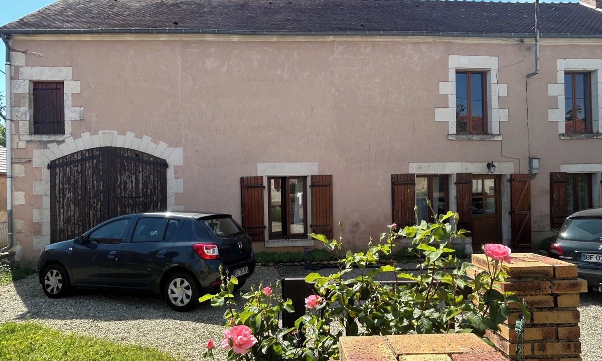 Garchy House | La Maison en Couleurs, quiet village, pleasant garden, near the Loire.