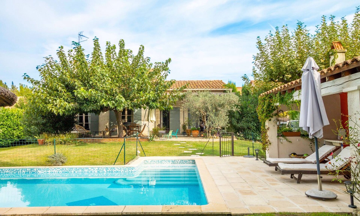 Eyragues Villa | La Maison Ugolin, a vacation home with a private pool for 6 people in Eyragues