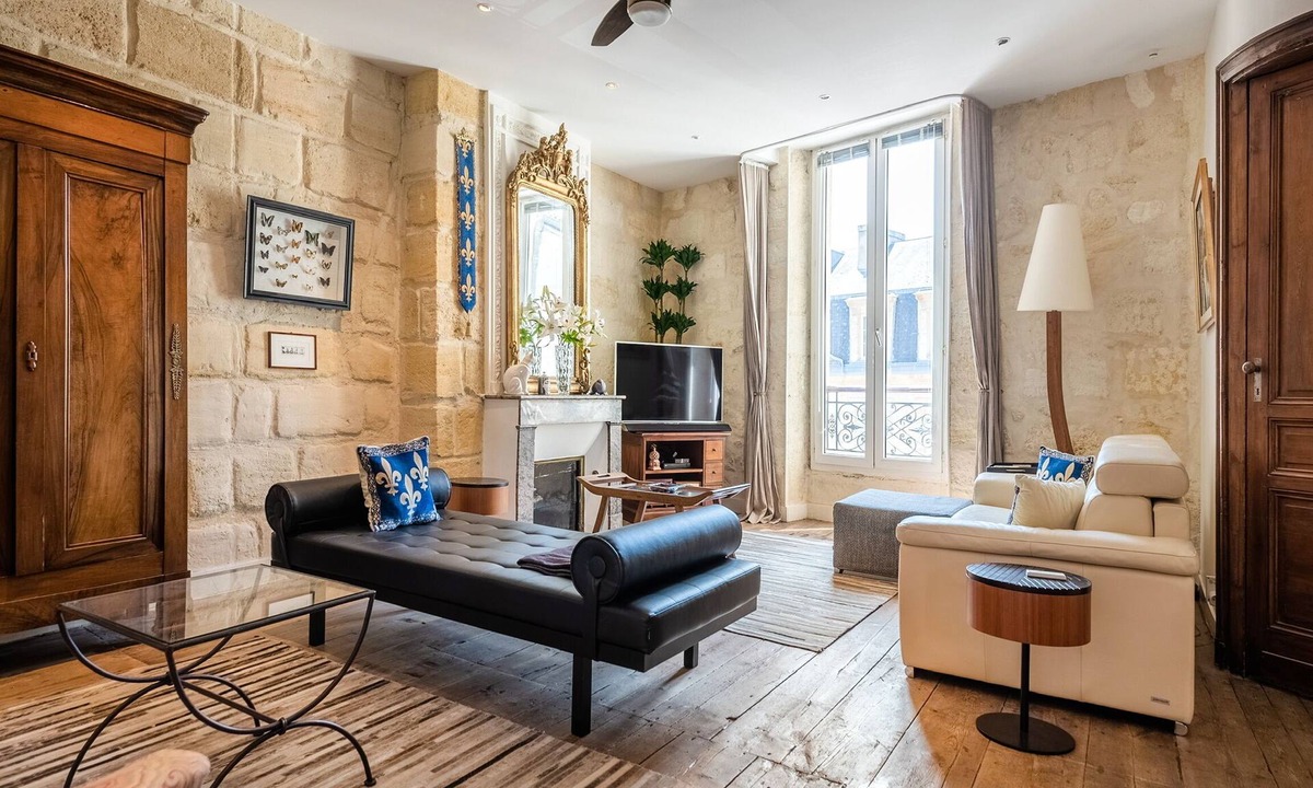 Saint-Michel Apartment | La Monnoye Luxury, Spacious, 4 Star Apt close to riverside w views and parking