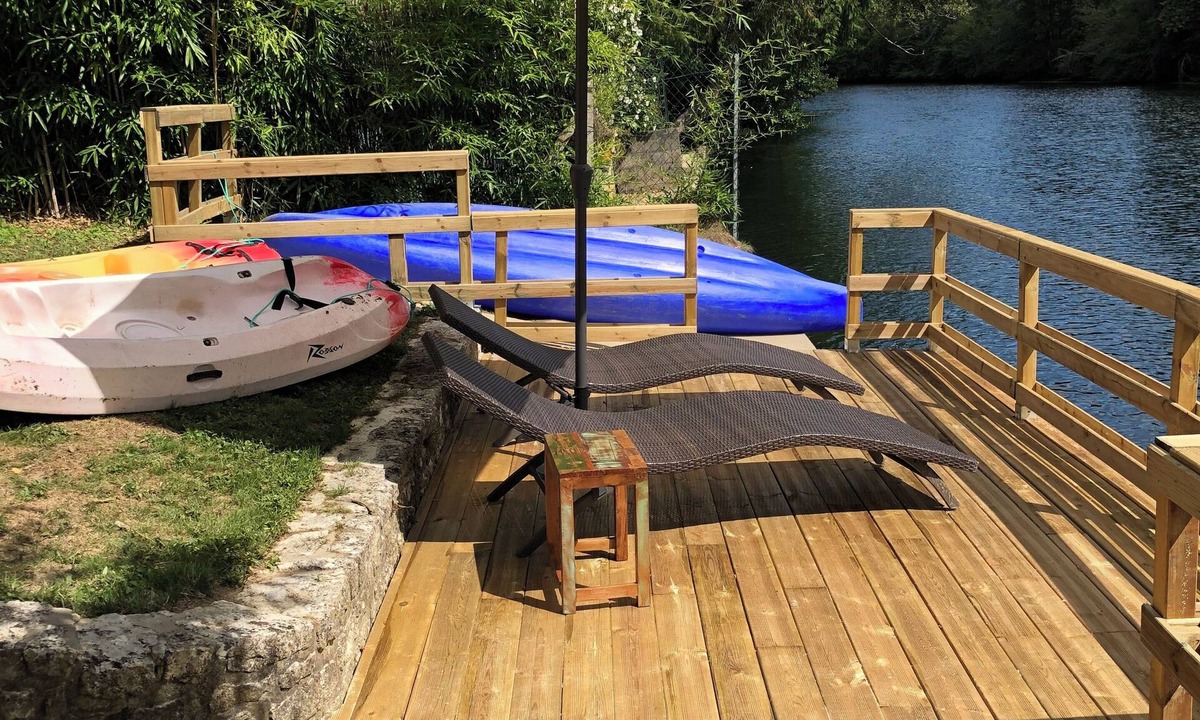 Montigny-sur-Loing House | La Ravine, house on the banks of the loing for up to 6 people, with canoes and rowing boat.