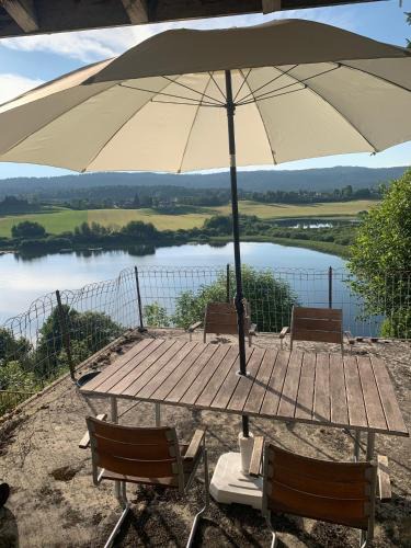 Grande-Riviere House | La Rose du Lac - Ancienne ferme avec vue panoramique sur le lac de l'Abbaye