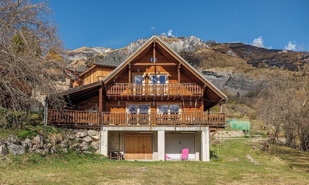 Allos House | Large Alpine Chalet in Allos for 12 Guests – 1,700m Altitude