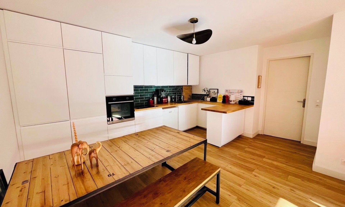 Chanot - Stade Velodrome Apartment | Large, bright apartment with terrace, parking included, a stone's throw from the sea.