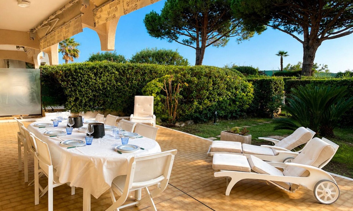 Villeneuve Loubet Beach Apartment | Large family apartment sleeps 8 - Beach, pool, terrace 100m2