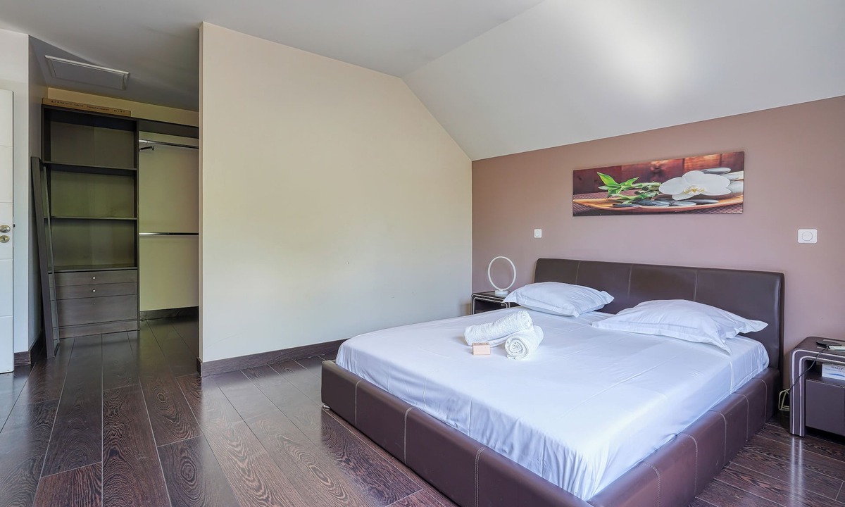Gouvernes House | Large family home - Near Disneyland Paris