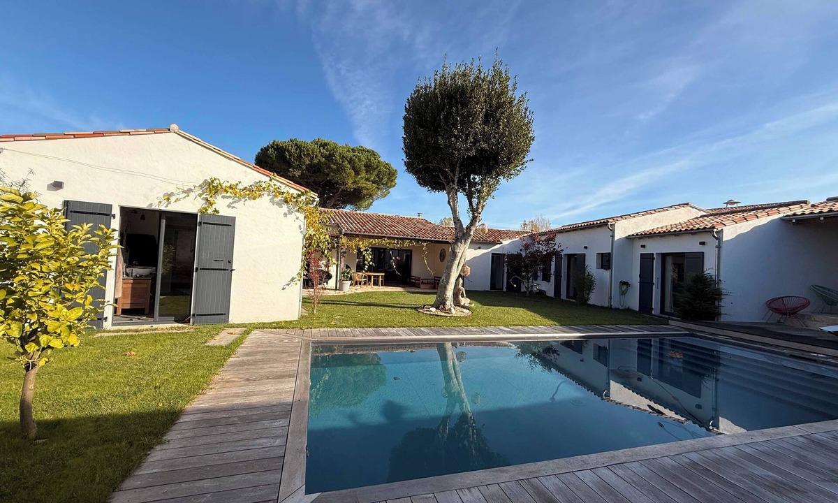 La Flotte House | Large new 5-bedroom house, swimming pool, parking, 5-minute walk from the port.