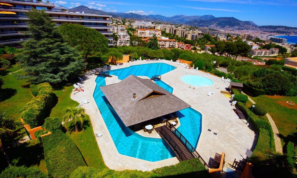 Caucade Apartment | Large upscale studio in luxury residence, swimming pool, tennis court, park, .