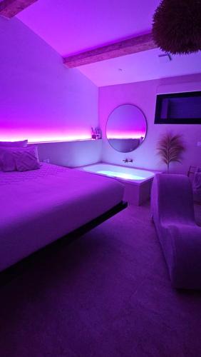 Aubagne Hotel | Le Clos des Délices - Love Room - Chambre avec spa, terrasse et parking privatif