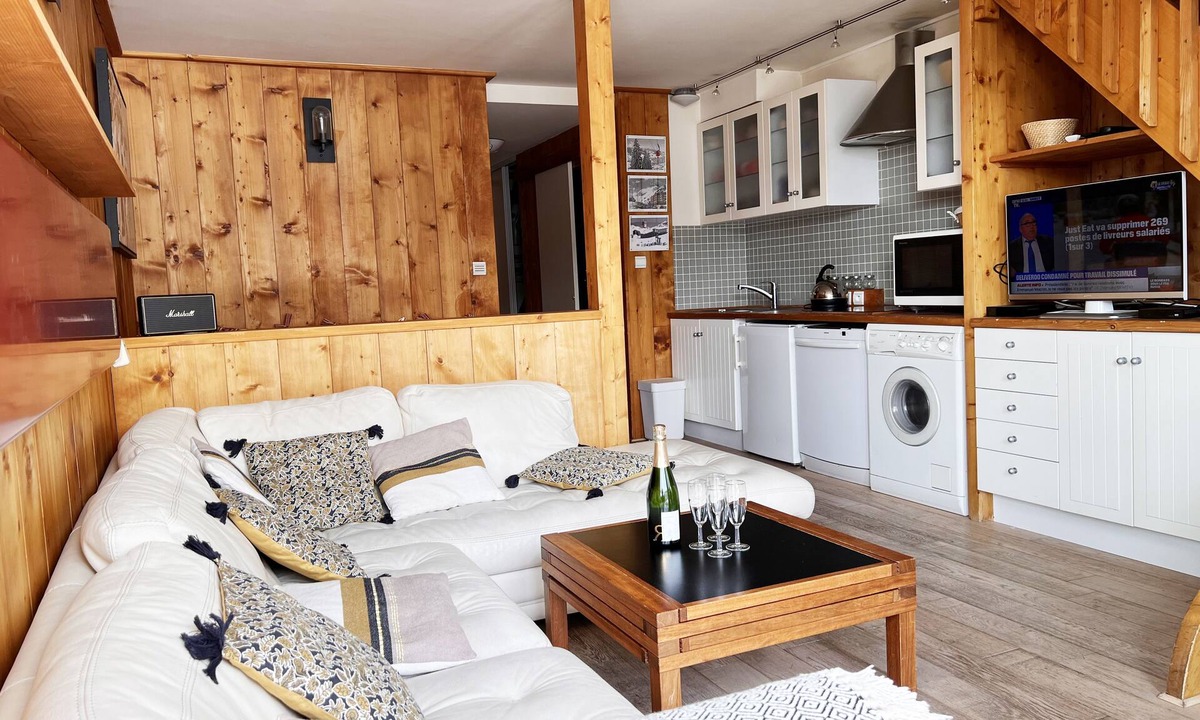 Val-Thorens Apartment | Located in the middle of the ski resort and shops. At the foot of the ski tracks